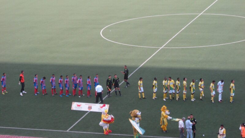 Partido de fútbol disputado en un estadio, relacionado con la lucha de Unión Magdalena por clasificar
