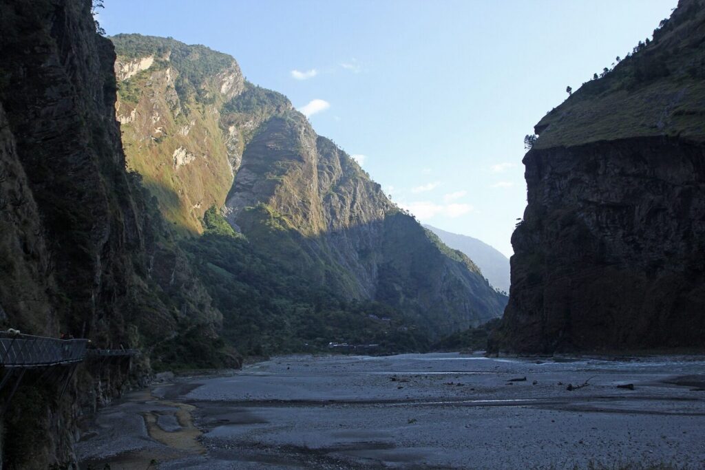 Vista aérea de una crecida que afecta el cauce del río Budhi Gandaki y poblaciones montañosas de Nepal