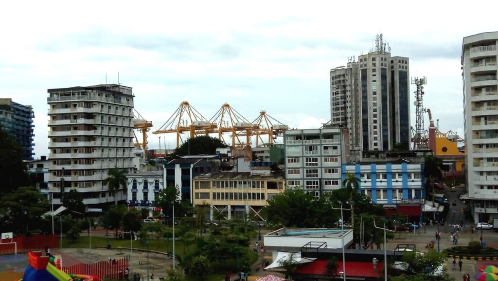 Contenedores y operaciones portuarias en Buenaventura, en el Pacífico colombiano.