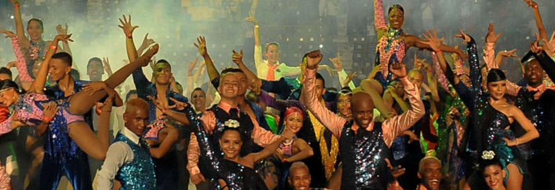 Bailarines participan en una presentación de salsa al aire libre en Cali