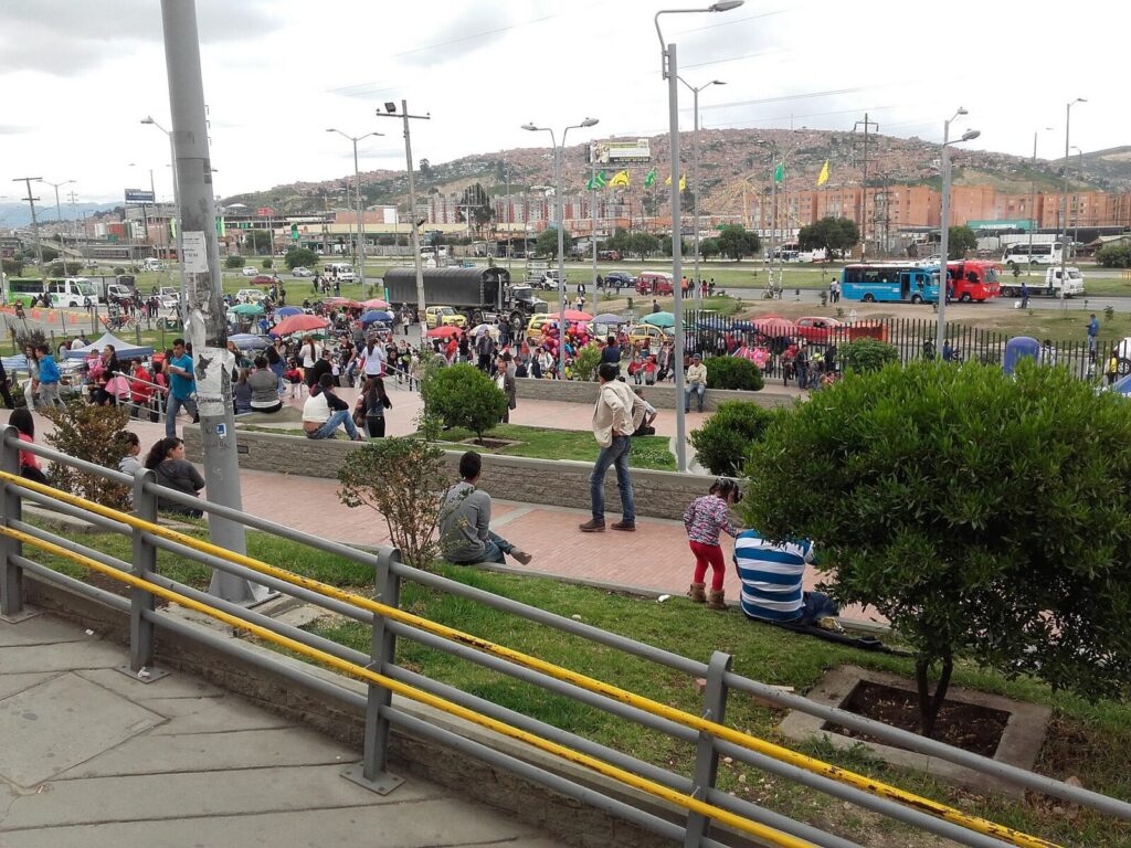 Operativo policial en una zona urbana de Soacha durante una investigación contra una estructura señalada de extorsión