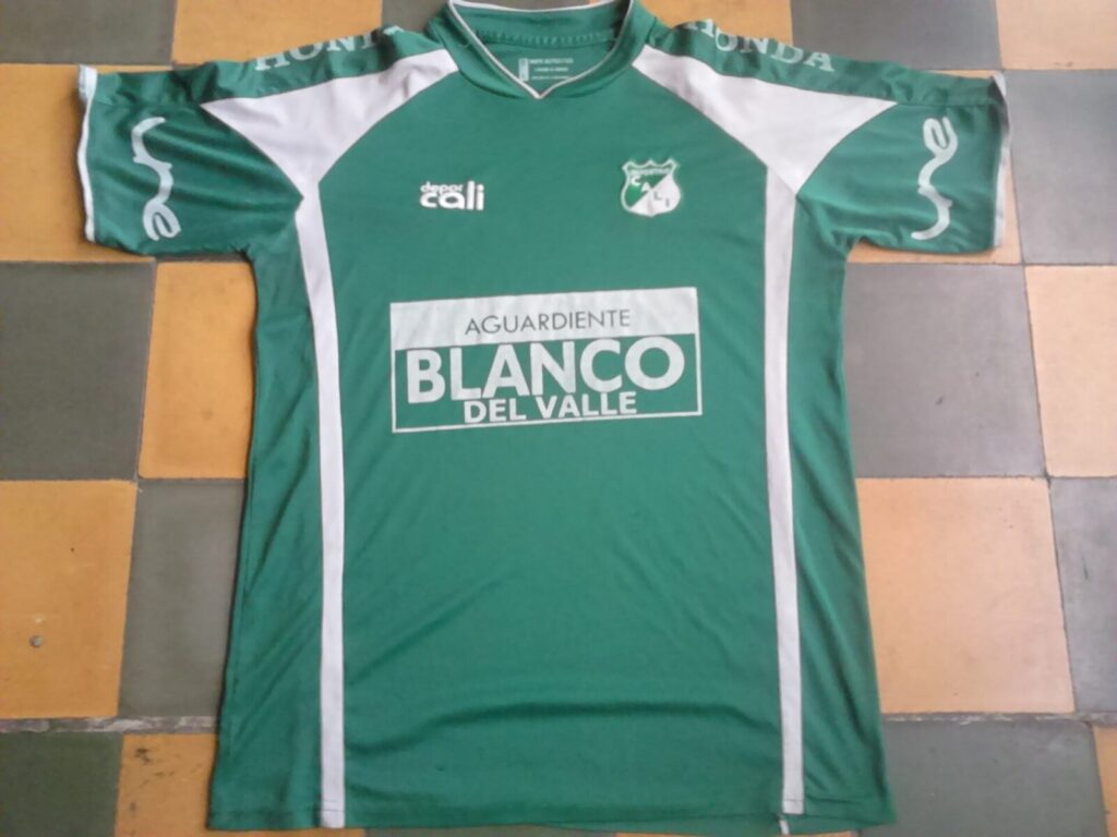 Jugadoras de fútbol disputan un partido en un estadio durante una competencia internacional