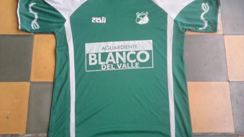 Futbolistas disputan un partido de fútbol femenino en un estadio
