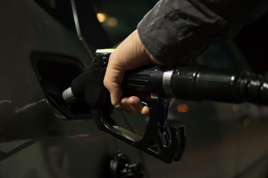 Vehículo abasteciéndose de gas natural en una estación de servicio