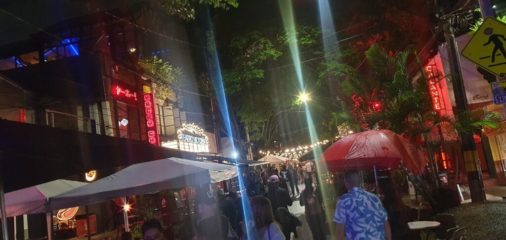 Zona comercial y gastronómica de Provenza en Medellín