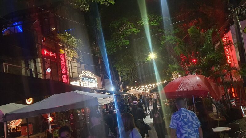Zona comercial y gastronómica de Provenza en Medellín