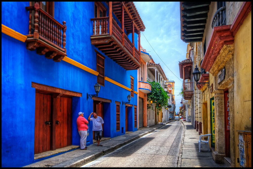 Vista de un destino turístico colombiano junto al mar