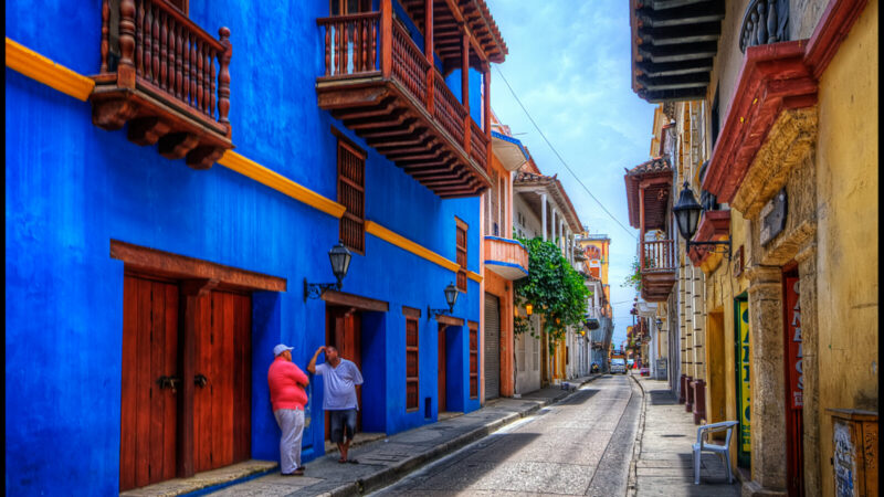 Vista de un destino turístico colombiano junto al mar