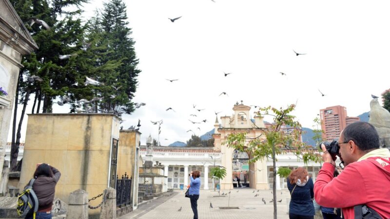 Vista de la arquitectura y los mausoleos del Cementerio Central de Bogotá
