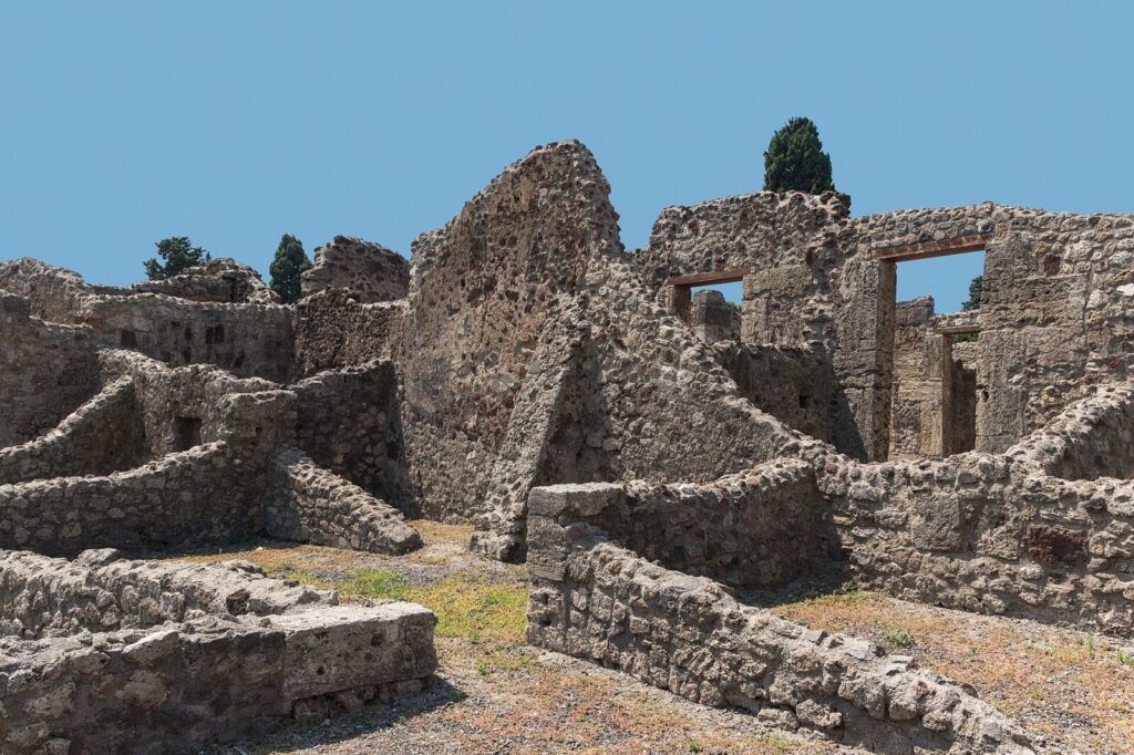 Ruinas antiguas de Pompeya bajo el paisaje del Vesubio