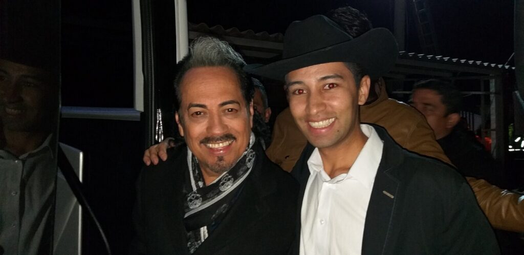 Los Tigres del Norte interpretando sus canciones durante una presentación musical