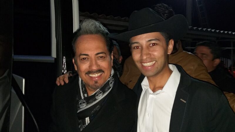 Los Tigres del Norte interpretando sus canciones durante una presentación musical