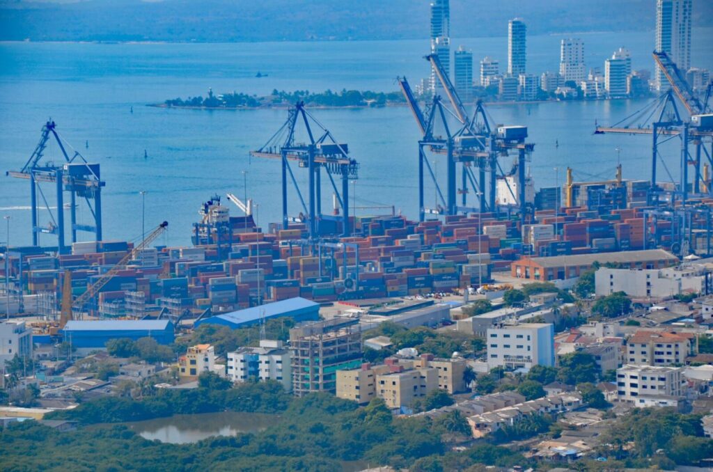 Grúas y contenedores en un puerto marítimo durante una operación de carga