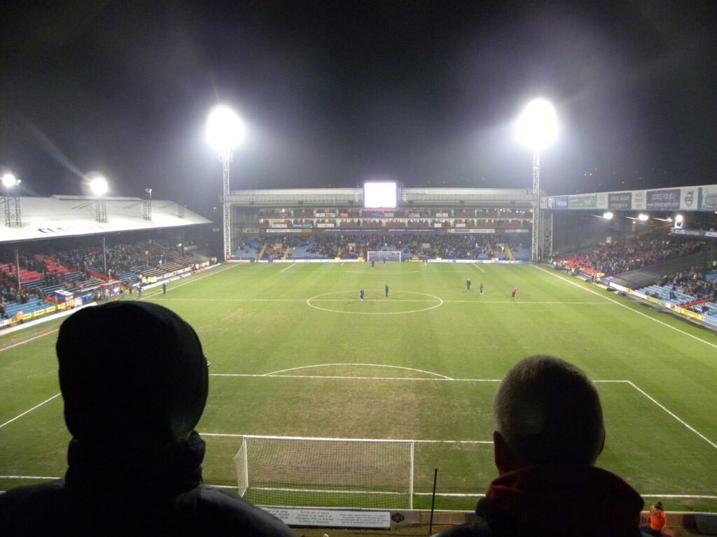Partido de fútbol en un estadio durante una jornada de la Premier League