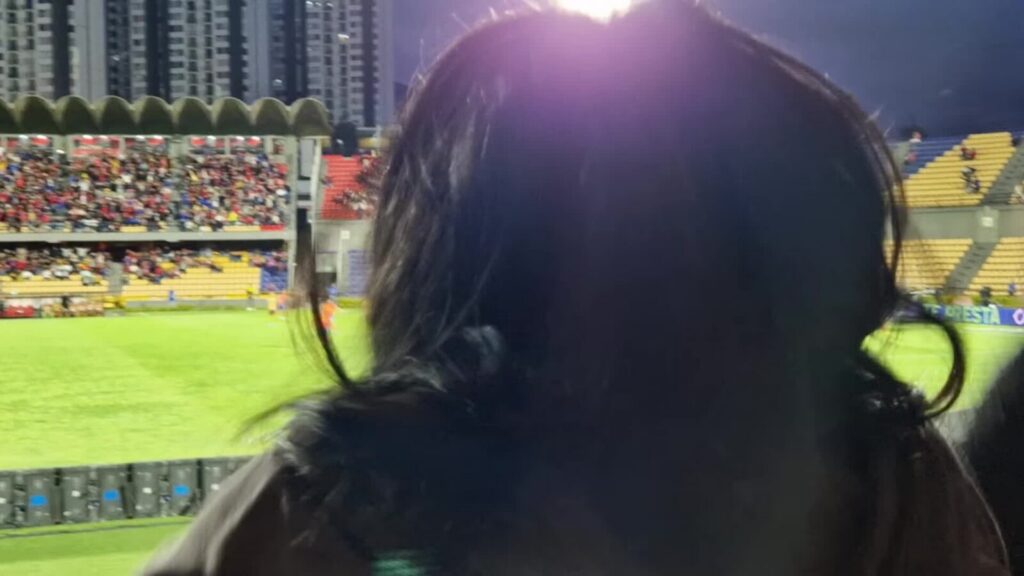 Futbolistas y entrenadores durante una sesión de entrenamiento en un club.
