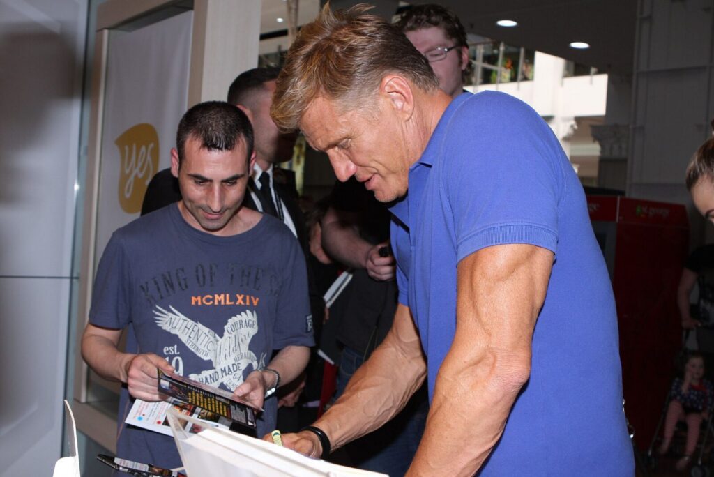 Dolph Lundgren durante una producción televisiva sobre máquinas, inventos y avances tecnológicos