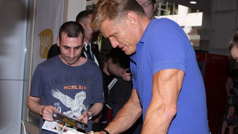 Dolph Lundgren durante una producción televisiva sobre máquinas, inventos y avances tecnológicos