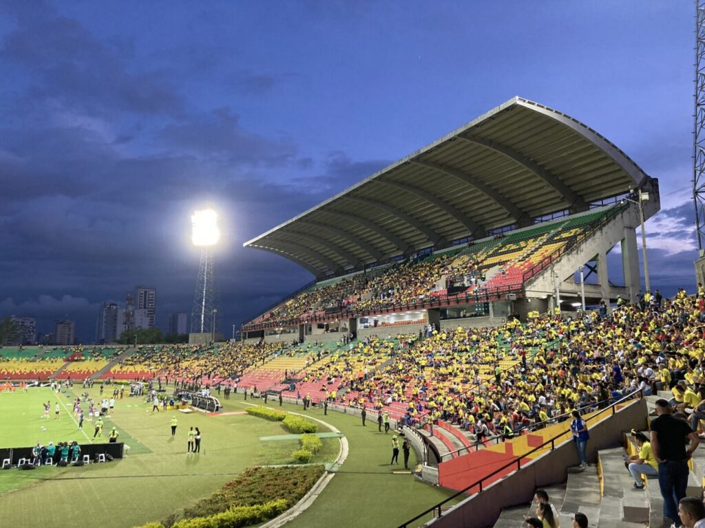 Tribunas de un estadio de fútbol asociadas a la memoria de la hinchada del Atlético Bucaramanga