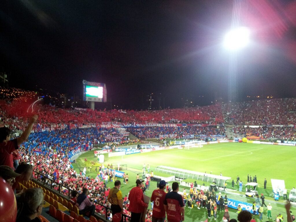 Vista de las tribunas de un estadio de fútbol durante un cierre temporal