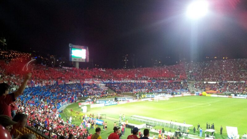 Vista de las tribunas de un estadio de fútbol durante un cierre temporal