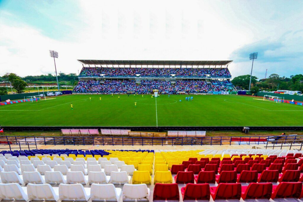 Aficionados ingresan a un estadio de fútbol mientras se desarrolla un operativo de seguridad