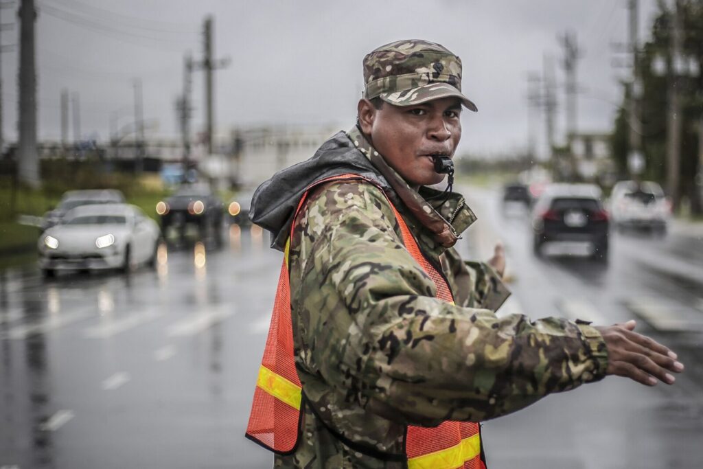 Nubes de tormenta y lluvias intensas sobre una zona costera insular