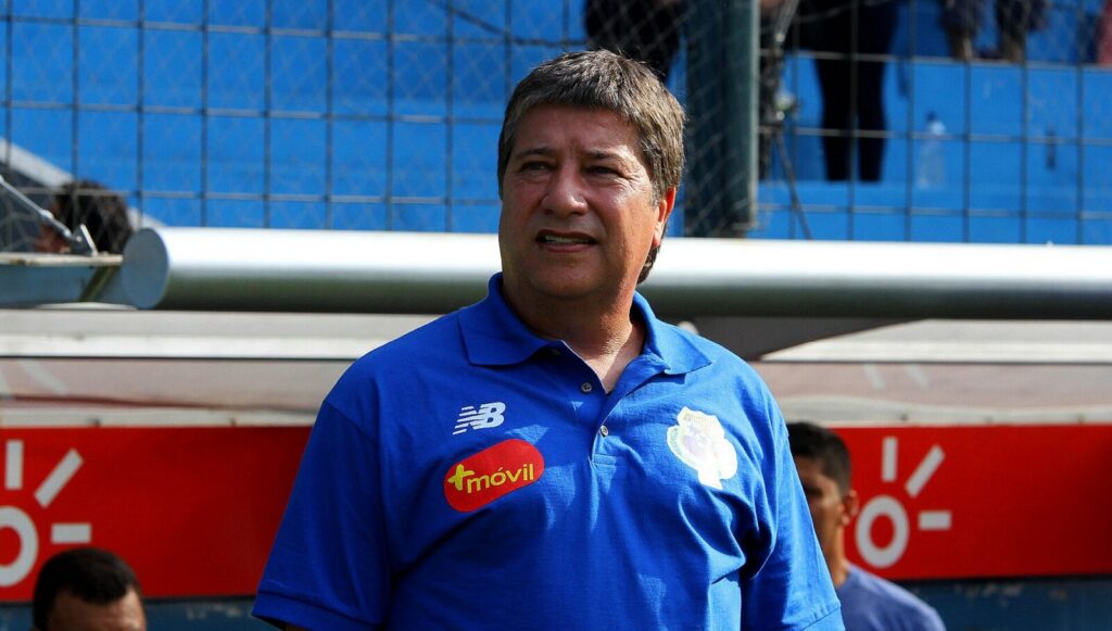 Fotografía de Hernán Darío Gómez en un campo de fútbol.