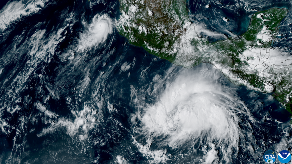 Imagen satelital de un huracán formado sobre el océano