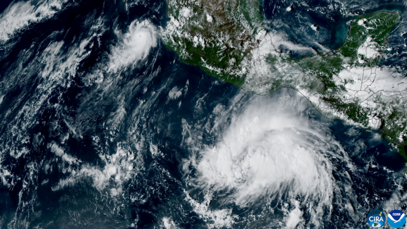 Imagen satelital de un huracán formado sobre el océano