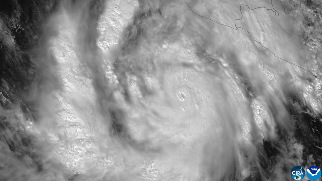 Imagen del océano con un huracán avanzando hacia la costa del suroeste de México