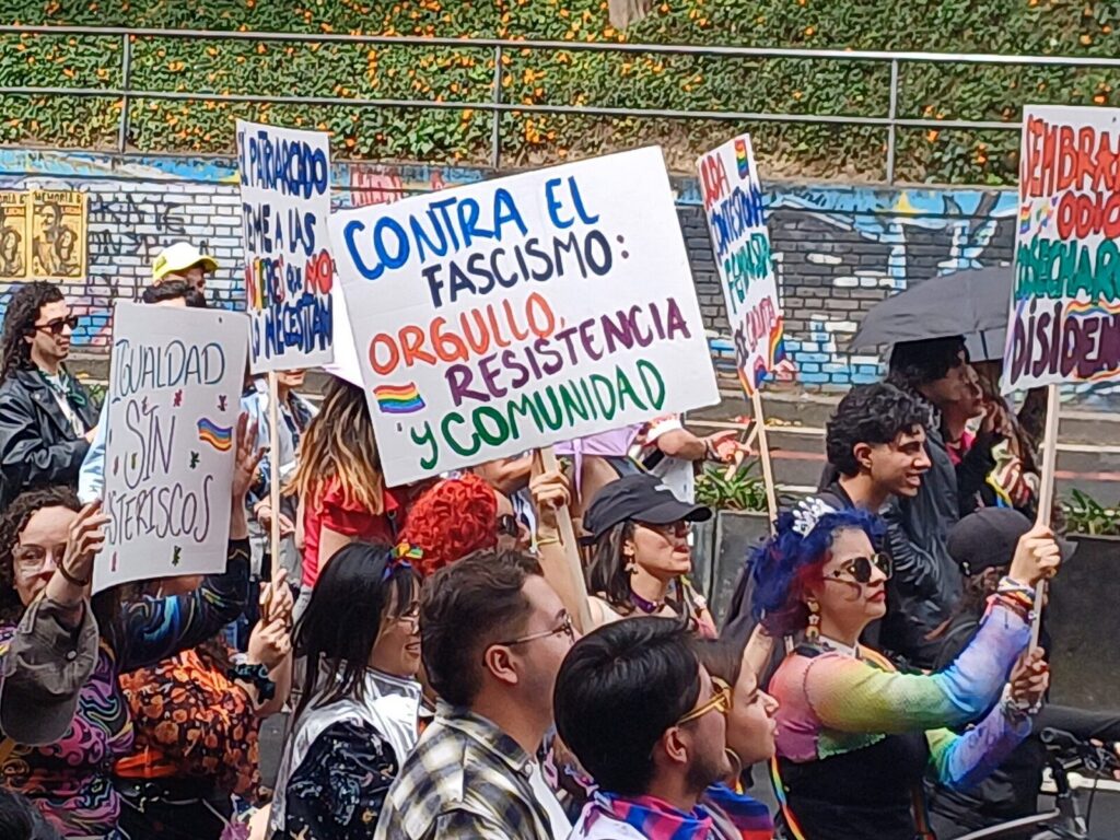 Personas participan en una manifestación en una calle de Bogotá