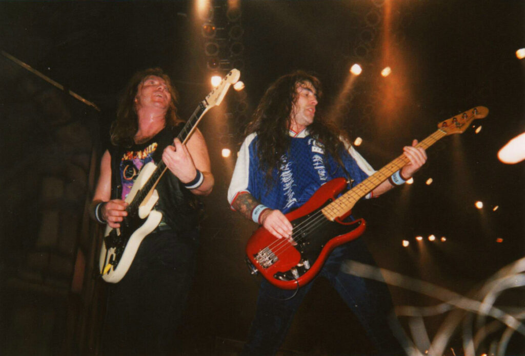 Iron Maiden interpreta sus canciones durante un concierto de heavy metal