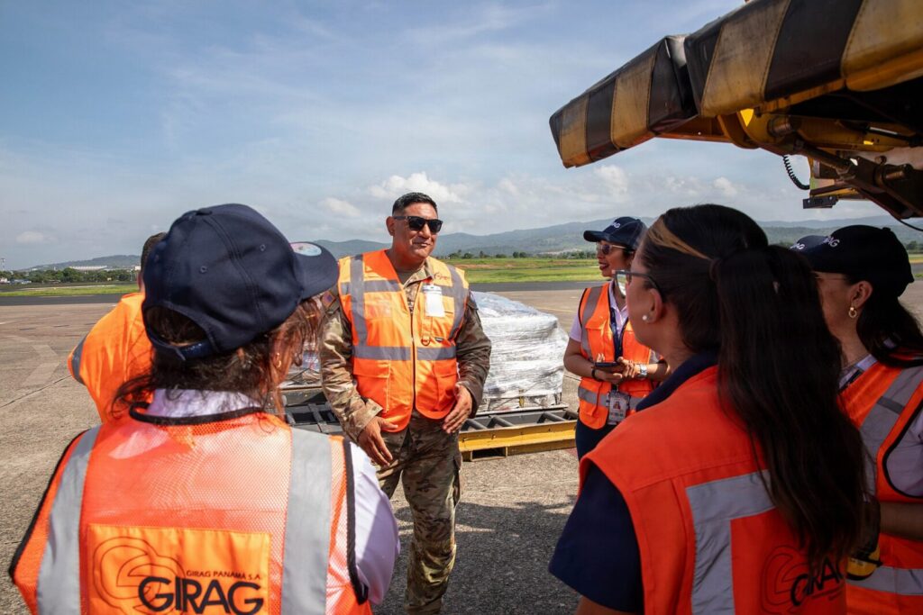 Militares durante un ejercicio de entrenamiento en una zona selvática