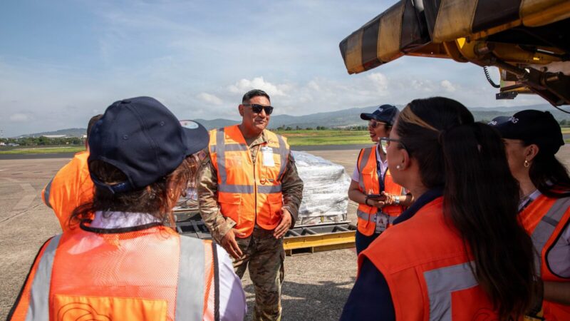 Militares durante un ejercicio de entrenamiento en una zona selvática