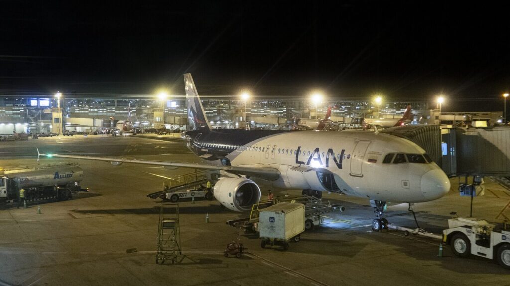 Pasajeros recorren una terminal aérea mientras avanzan los sistemas digitales de identificación y atención.