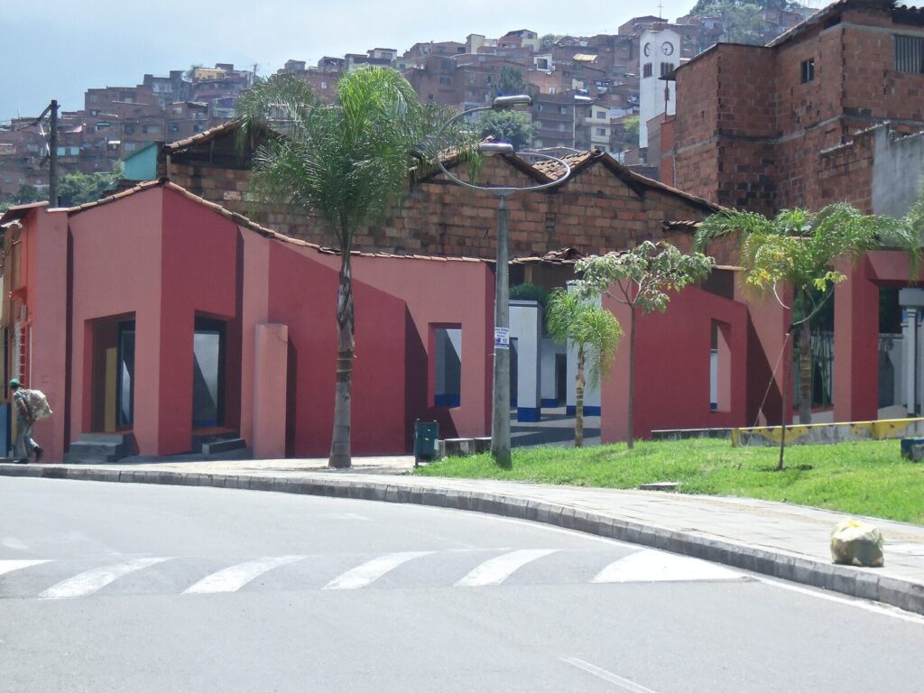 Vía urbana de Medellín con corredores y tránsito vehicular durante un evento deportivo