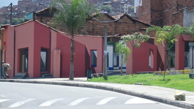 Vía urbana de Medellín con corredores y tránsito vehicular durante un evento deportivo