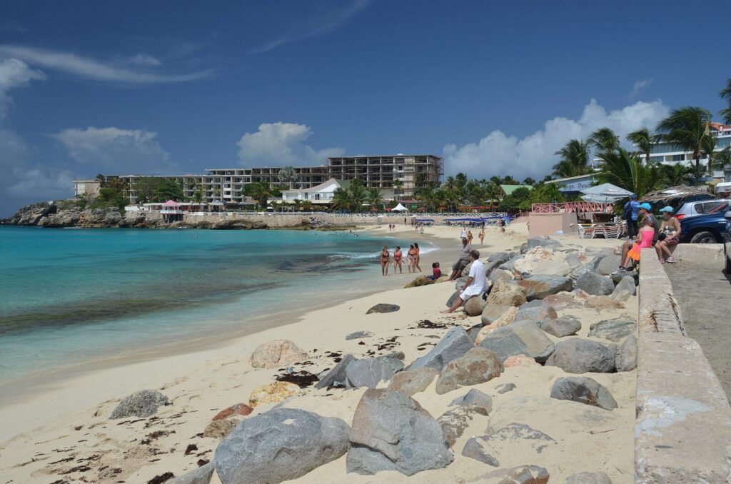 Playa tropical del Caribe junto a una pista de aterrizaje, en referencia a la llegada de viajeros a Sint Maarten