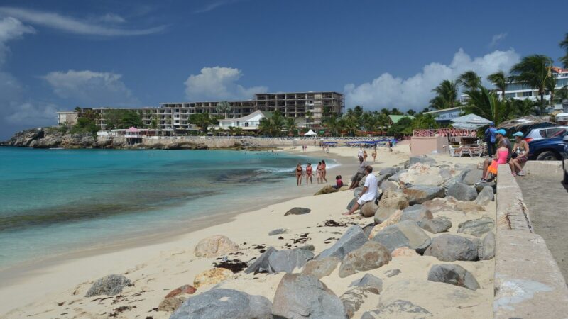 Playa tropical del Caribe junto a una pista de aterrizaje, en referencia a la llegada de viajeros a Sint Maarten
