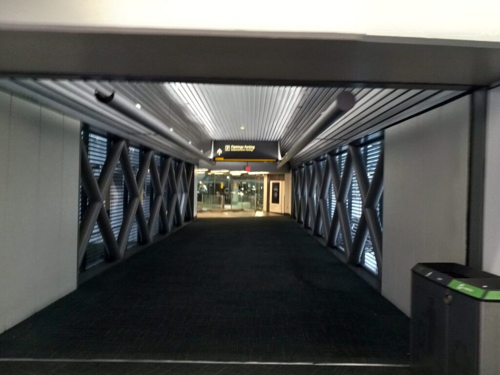 Avión comercial preparándose para despegar desde una pista de aeropuerto