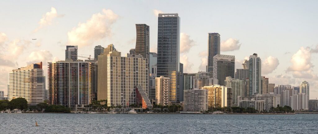 Edificios residenciales de Miami, mercado en el que ha aumentado la compra de vivienda por parte de colombianos.
