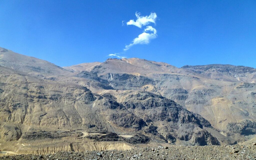 Equipos de emergencia durante un operativo de rescate en una mina