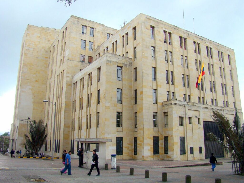 Funcionarios revisan documentos financieros durante una reunión sobre deuda pública y financiamiento estatal