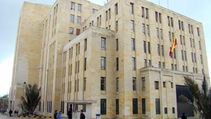Funcionarios revisan documentos financieros durante una reunión sobre deuda pública y financiamiento estatal