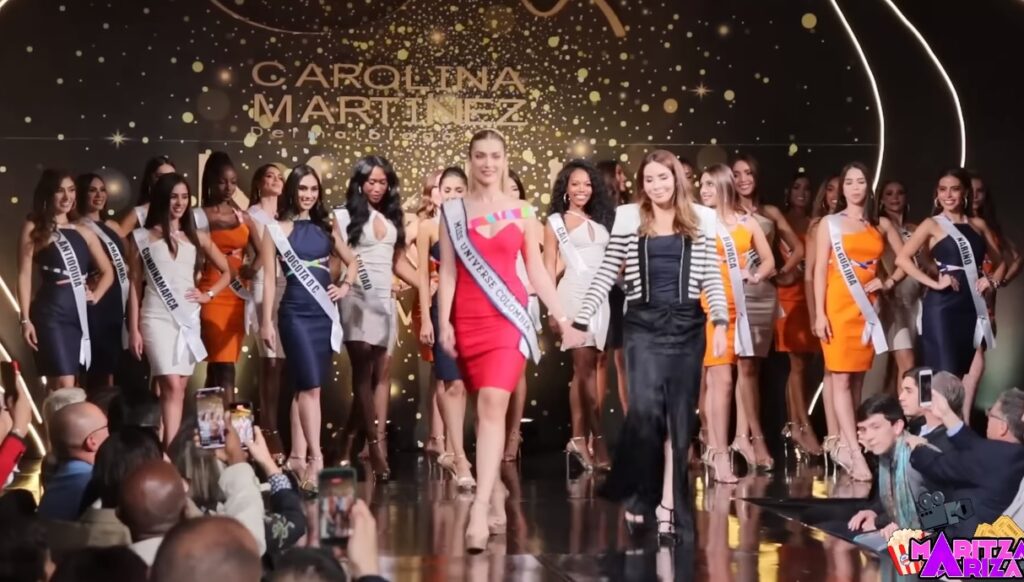 Representante colombiana de un concurso de belleza durante una ceremonia de coronación