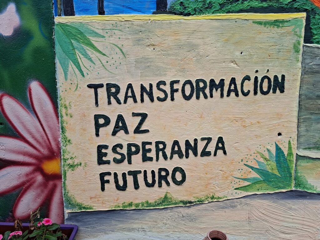 Interior moderno de un hotel en Medellín con espacios para viajeros