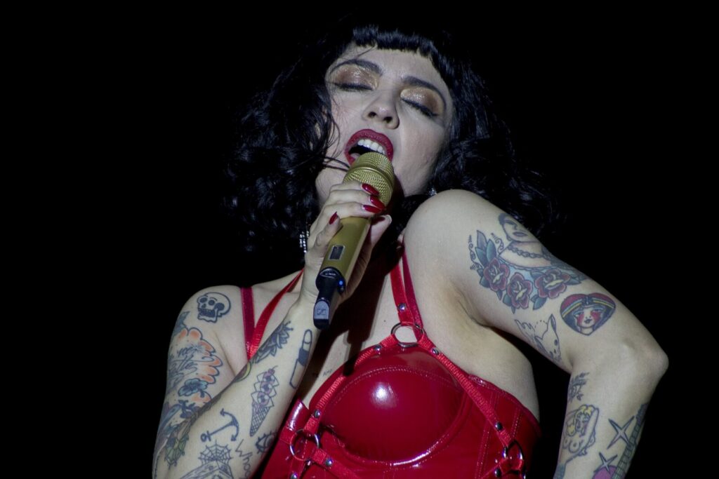 La cantante Mon Laferte durante una presentación en vivo en un escenario con público