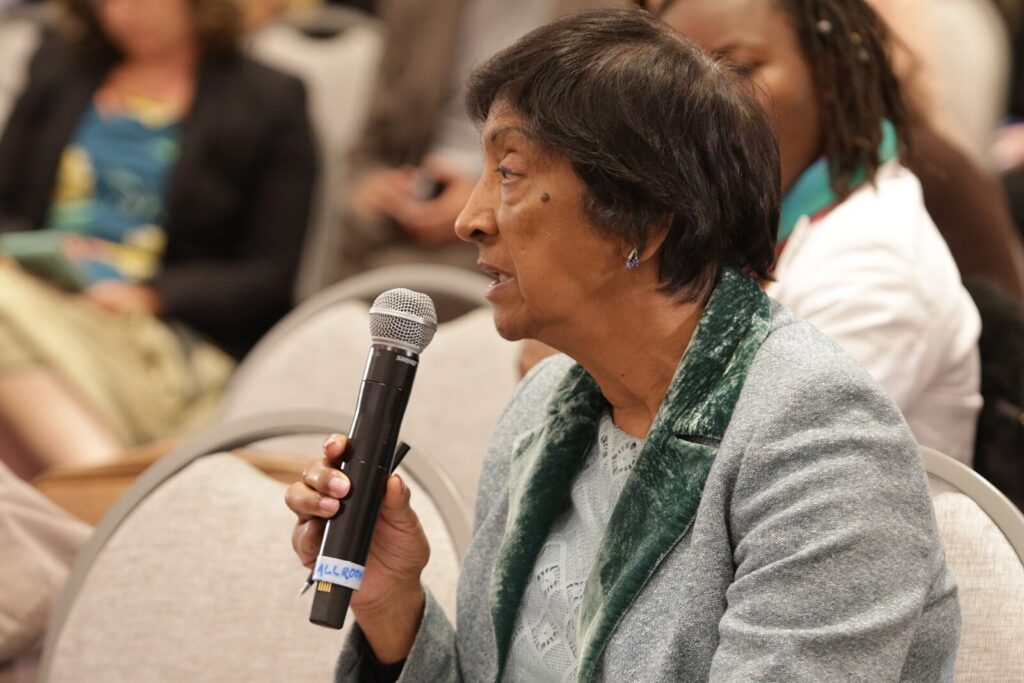 Navi Pillay en un acto oficial, durante una presentación relacionada con su trayectoria jurídica.