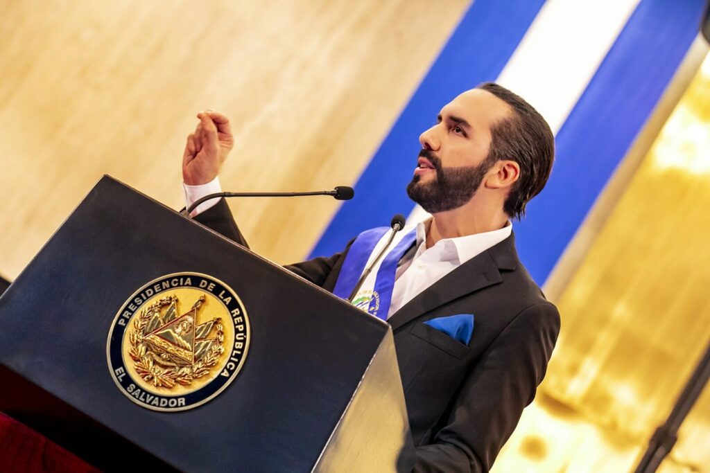 Representación de una criptomoneda junto a elementos asociados con las finanzas digitales y El Salvador