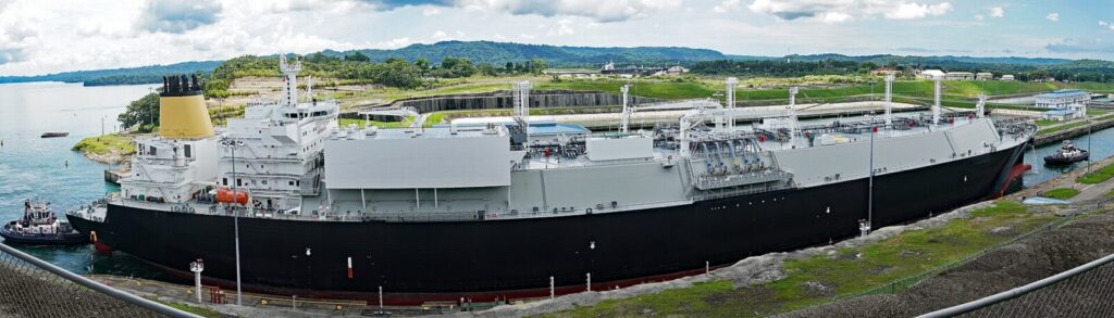 Buque de carga transitando por las esclusas del Canal de Panamá
